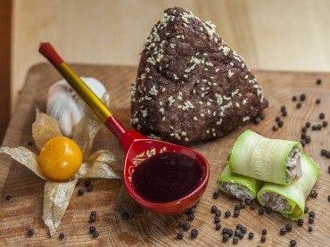 Рубленая говядина с брусничным соусом