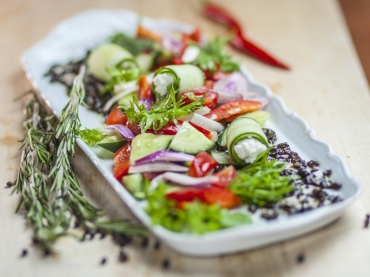 Салат овощной с сыром