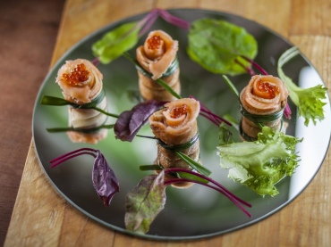 Лосось со сметаной и икрой в блинах